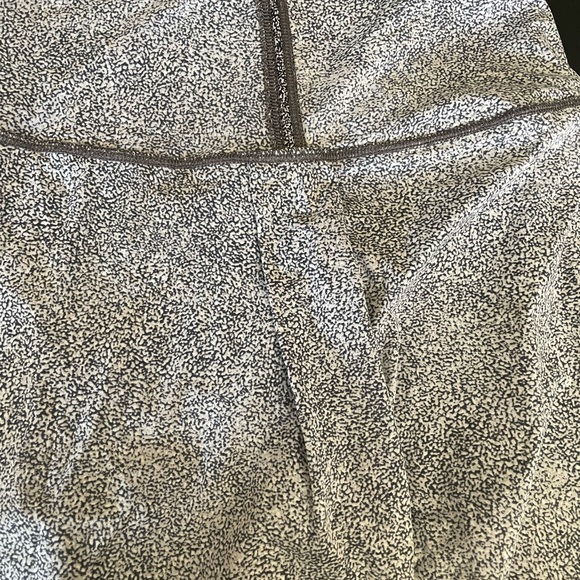 Lululemon Tennis or Running Skirt size 6 worn only once . Shirt is 13” in length - Picture 2 of 4